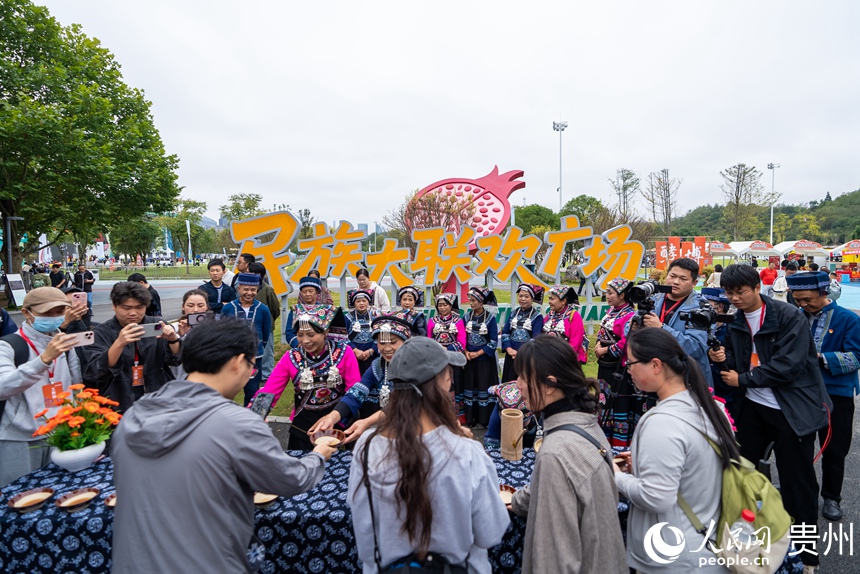 市民游客在活动现场体验拦门酒。人民网记者 涂敏摄